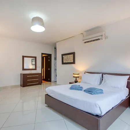 Bright, Modern & Spacious 3 Bedroom Mmic1-1 Apartment
