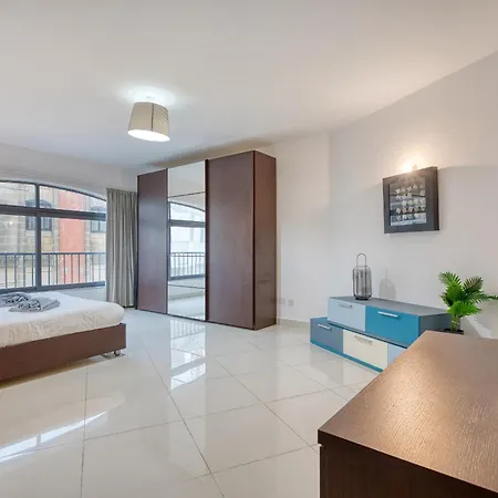 Bright, Modern & Spacious 3 Bedroom Mmic1-1 *