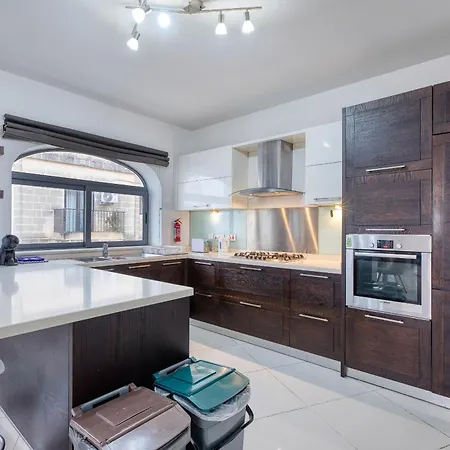 Bright, Modern & Spacious 3 Bedroom Mmic1-1 *