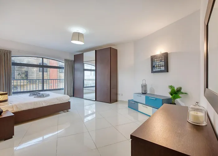 Bright, Modern & Spacious 3 Bedroom Mmic1-1 *