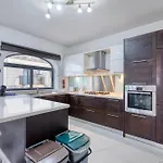 Bright, Modern & Spacious 3 Bedroom Mmic1-1 *