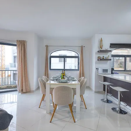 شقة Bright, Modern & Spacious 3 Bedroom Mmic1-1 *