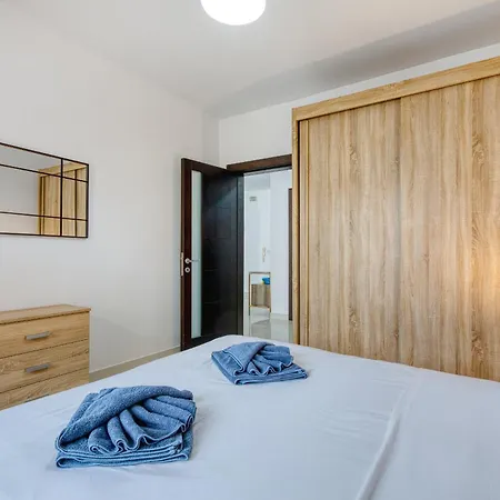 Bright, Modern & Spacious 3 Bedroom Mmic1-1 *