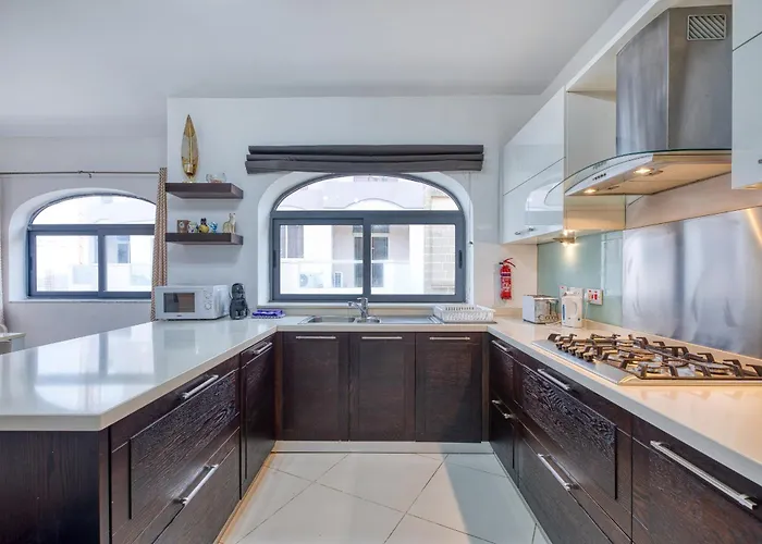 شقة Bright, Modern & Spacious 3 Bedroom Mmic1-1 *