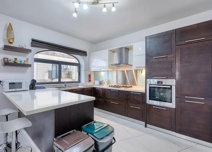 Bright, Modern & Spacious 3 Bedroom Mmic1-1 *